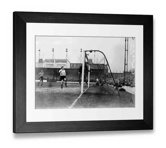 Framed Print : Soccer - Football League Division One - Luton Town v Wolverhampton Wanderers Framed Print : Soccer - Football League Division One - Luton Town v Wolverhampton Wanderers