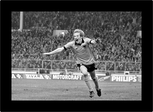 League Cup Final, Wolves vs Nottingham Forest, Andy Gray celebrates scoring the winning goal