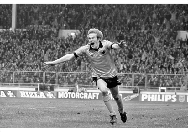 League Cup Final, Wolves vs Nottingham Forest, Andy Gray celebrates scoring the winning goal