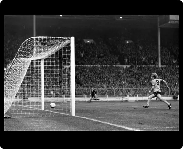 Andy Gray's Game-Winning Goal: Wolves Clinch League Cup Against Nottingham Forest