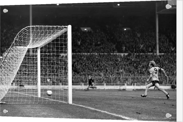Andy Gray's Game-Winning Goal: Wolves Clinch League Cup Against Nottingham Forest
