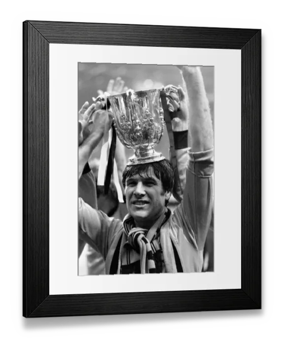 Framed Print : Emlyn Hughes and Wolverhampton Wanderers Celebrate League Cup Victory over Nottingham Forest (1-0)
