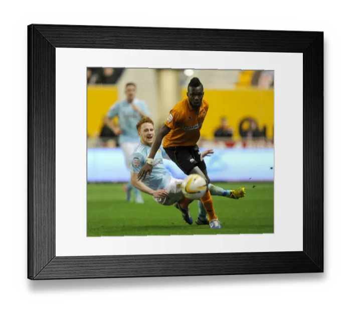 Framed Print : Championship Showdown: Tongo Doumbia vs. Stephen Quinn at Molineux - Wolverhampton Wanderers vs. Hull City