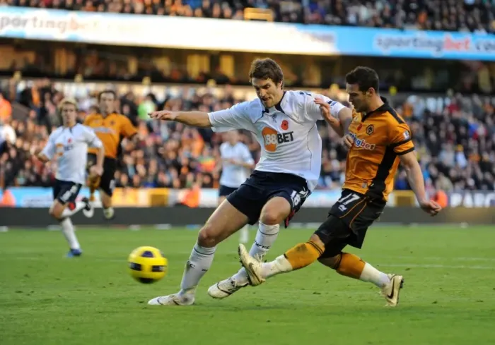 Framed Print : A Battle of Wings: Jarvis vs. Ricketts - Wolves vs. Bolton Wanderers in Premier League Action Framed Print : A Battle of Wings: Jarvis vs. Ricketts - Wolves vs. Bolton Wanderers in Premier League Action