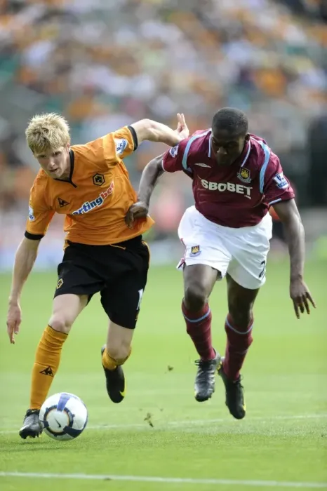 Framed Print : Clash at Molineux: Andy Keogh vs Frank Nouble - Barclays Premier League Showdown, August 15, 2009 Framed Print : Clash at Molineux: Andy Keogh vs Frank Nouble - Barclays Premier League Showdown, August 15, 2009
