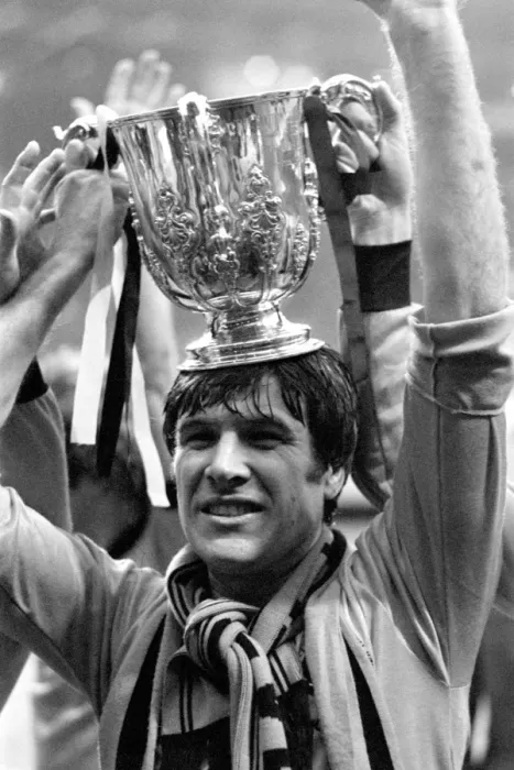 Framed Print : Emlyn Hughes and Wolverhampton Wanderers Celebrate League Cup Victory over Nottingham Forest (1-0)