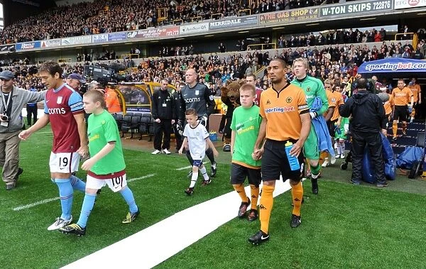 Exciting Mascot Showdown: Wolverhampton Wanderers vs. Aston Villa - Barclays Premier League