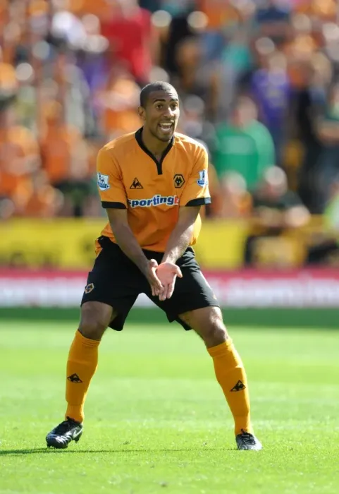 Framed Print : Karl Henry in Action: Wolves vs West Ham United, Barclays Premier League, Molineux, August 15, 2009 Framed Print : Karl Henry in Action: Wolves vs West Ham United, Barclays Premier League, Molineux, August 15, 2009