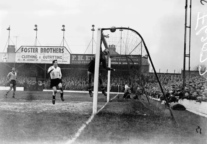 Framed Print : Soccer - Football League Division One - Luton Town v Wolverhampton Wanderers Framed Print : Soccer - Football League Division One - Luton Town v Wolverhampton Wanderers