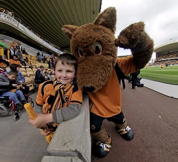 Wolverhampton Wanderers: 2008-09 Championship Win - Triumphant Fan and Mascot with the Trophy
