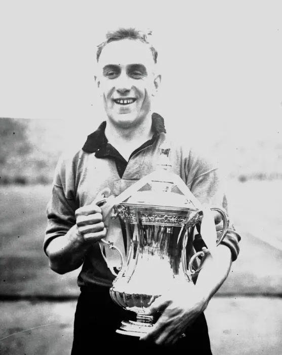 Framed Print : Wolverhampton Wanderers: Billy Wright and the FA Cup Triumph over Leicester City (1949) Framed Print : Wolverhampton Wanderers: Billy Wright and the FA Cup Triumph over Leicester City (1949)