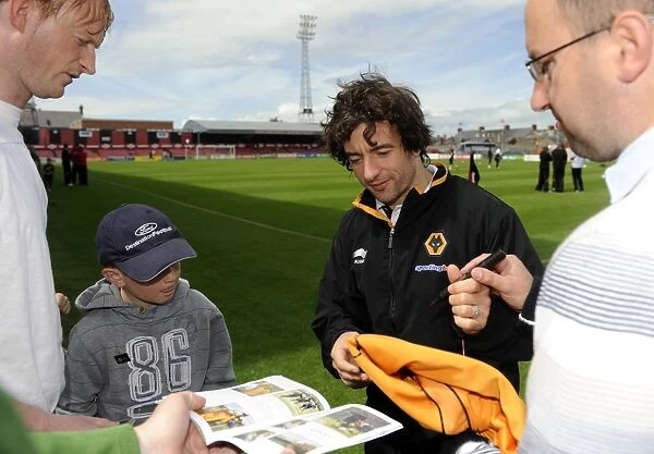 Wolverhampton Wanderers: Stephen Hunt Signing Autographs at Bohemians Pre-Season Friendly
