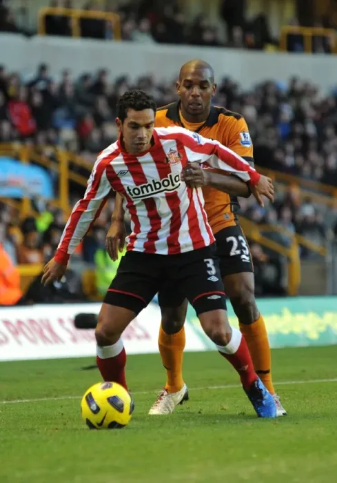 Framed Print : Wolverhampton Wanderers vs Sunderland: A Fierce Clash between Kieran Richardson and Ronald Zubar in the Premier League