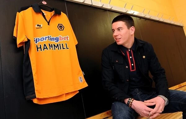 Wolverhampton Wanderers Welcome New Midfielder: Adam Hammill Joins the Team