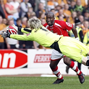 Hennessey vs Moore: Clash between Wolverhampton Wanderers and Barnsley Goalkeepers in Championship Match, 2009