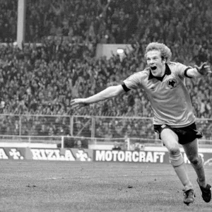 League Cup Final, Wolves vs Nottingham Forest, Andy Gray celebrates scoring the winning goal