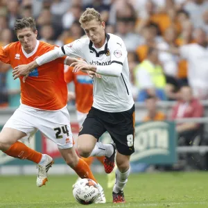 Sky Bet Championship Photographic Print Collection: Sky Bet Championship - Blackpool v Wolves - Bloomfield Road