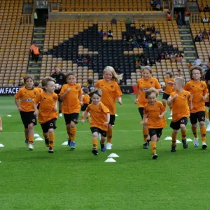 Wolverhampton Wanderers: Matchday Mascots Gearing Up for Battle - Wolves vs. Real Zaragoza Wolverhampton Wanderers: Matchday Mascots Gearing Up for Battle - Wolves vs. Real Zaragoza