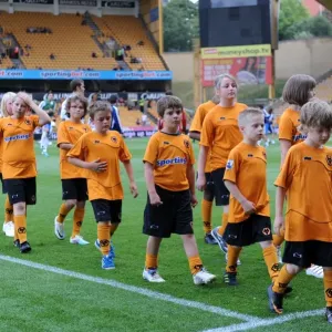 Wolverhampton Wanderers Matchday Mascots: Pre-Game Training - Wolves vs. Real Zaragoza Wolverhampton Wanderers Matchday Mascots: Pre-Game Training - Wolves vs. Real Zaragoza