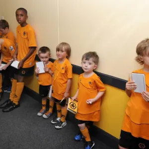 Wolverhampton Wanderers vs. Real Zaragoza: A Tunnel Showdown - Clash of the Matchday Mascots Wolverhampton Wanderers vs. Real Zaragoza: A Tunnel Showdown - Clash of the Matchday Mascots