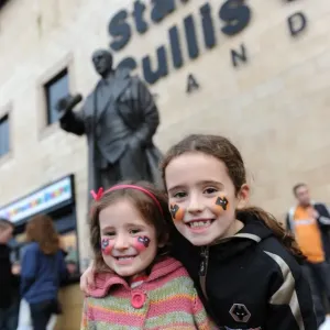 Wolves vs. Bolton Wanderers Mascot Showdown: Barclays Premier League