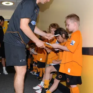 Wolves vs. Zaragoza: A Tunnel Showdown of Matchday Mascots - Clash of the Wolves and Zaragozan Creatures in the Players Tunnel Wolves vs. Zaragoza: A Tunnel Showdown of Matchday Mascots - Clash of the Wolves and Zaragozan Creatures in the Players Tunnel