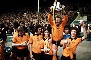 The 70's Gallery: League Cup FInal, Wolves vs Manchester City, winning team celebrate
