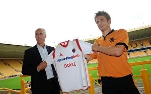 Images Dated 30th June 2009: Wolverhampton Wanderers: Mick McCarthy Welcomes New Striker Kevin Doyle to the Team