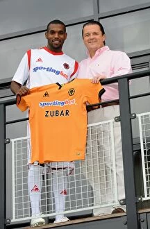 Images Dated 4th July 2009: Wolverhampton Wanderers: New Signing Ronald Zubar Meets CEO Jez Moxey at Training Ground